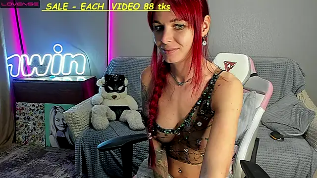 Snapshot of SandyChris chatting on 12.02.24 SandyChris online show from 12.02.24