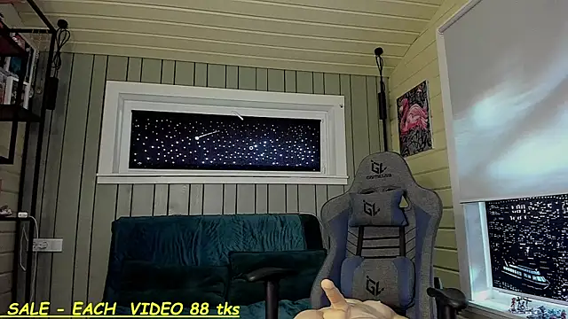 Snapshot of SandyChris chatting on 09.28.25 SandyChris online show from 09.28.25