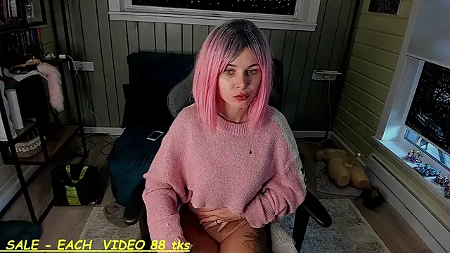 Snapshot of SandyChris chatting on 10.05.25 SandyChris online show from 10.05.25