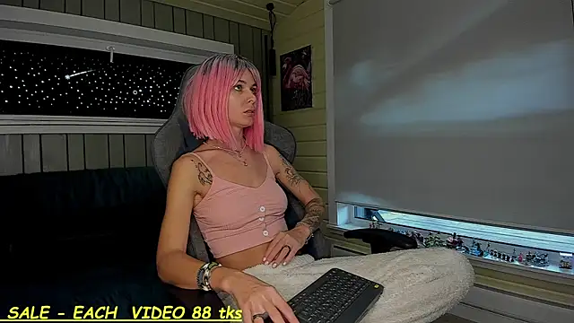 Snapshot of SandyChris chatting on 10.14.25 SandyChris online show from 10.14.25