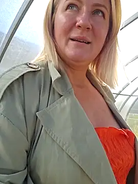 Snapshot of Marushka chatting on 09.25.25 Marushka online show from 09.25.25