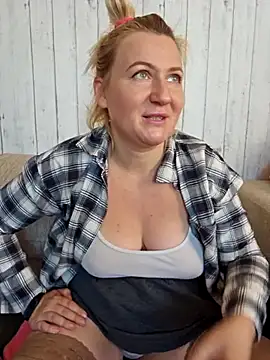 Snapshot of Marushka chatting on 09.27.25 Marushka online show from 09.27.25