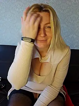 Snapshot of Marushka chatting on 10.04.25 Marushka online show from 10.04.25