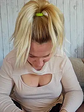 Snapshot of Marushka chatting on 10.08.25 Marushka online show from 10.08.25