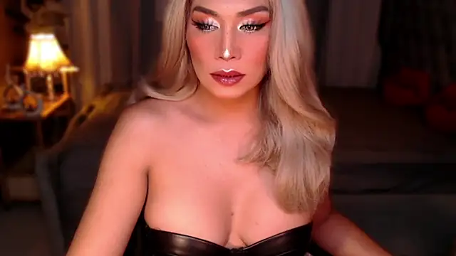 Snapshot of QUEEN_GIAMOORE69 chatting on 05.23.26 QUEEN GIAMOORE69 online show from 05.23.26