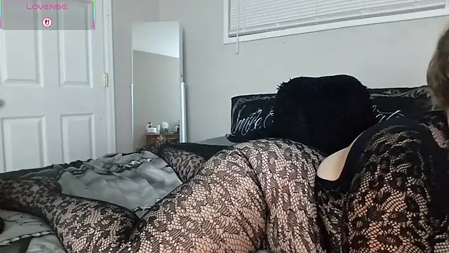 julimonroe online show from 11.01.25