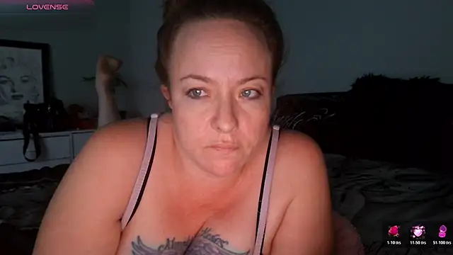 Snapshot of julimonroe chatting on 02.04.26 julimonroe online show from 02.04.26