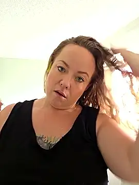 Snapshot of julimonroe chatting on 02.04.26 julimonroe online show from 02.04.26