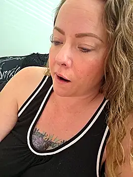 Snapshot of julimonroe chatting on 02.21.26 julimonroe online show from 02.21.26