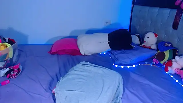 Snapshot of Pamelanicole chatting on 11.22.25 Pamelanicole online show from 11.22.25