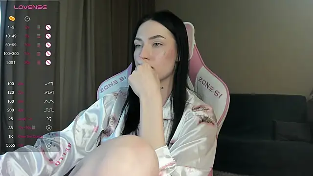 JenniferQueen11 online show from 01.14.25