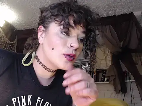 Snapshot of MaxiMillz chatting on 11.09.25 MaxiMillz online show from 11.09.25