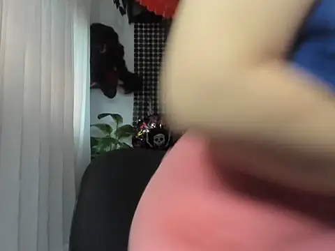 Snapshot of lorenitabella chatting on 10.13.25 lorenitabella online show from 10.13.25