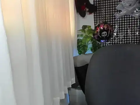 Snapshot of lorenitabella chatting on 10.31.25 lorenitabella online show from 10.31.25