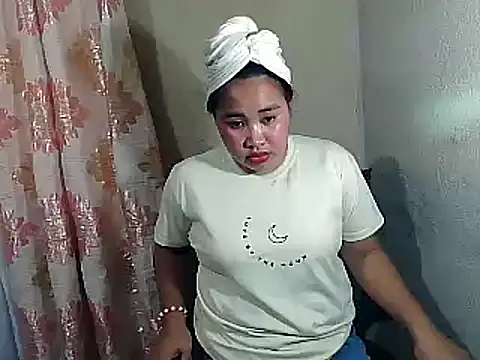 Snapshot of PinayGirl23 chatting on 12.02.24 PinayGirl23 online show from 12.02.24