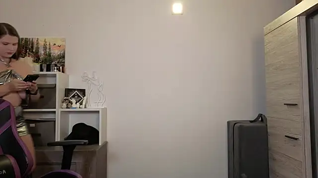 Snapshot of TinniAngel chatting on 10.01.25 TinniAngel online show from 10.01.25