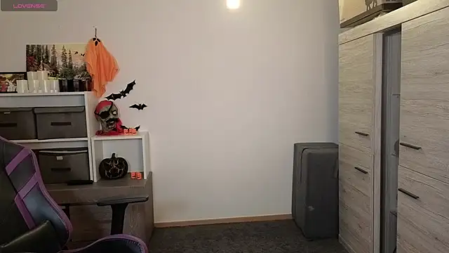 Snapshot of TinniAngel chatting on 10.11.25 TinniAngel online show from 10.11.25