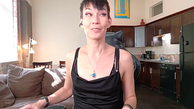 Snapshot of EveEnigma chatting on 10.01.25 EveEnigma online show from 10.01.25