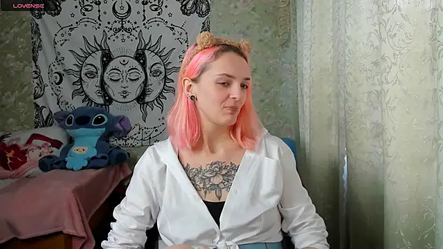 Snapshot of Cutie_Adelia chatting on 12.18.24 Cutie Adelia online show from 12.18.24