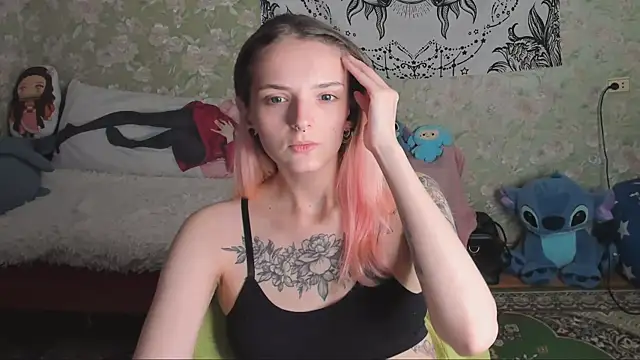 Snapshot of Cutie_Adelia chatting on 09.28.25 Cutie Adelia online show from 09.28.25