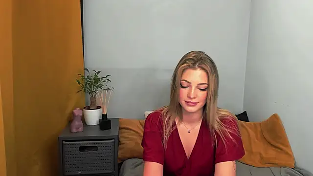 Snapshot of LilyBlondee chatting on 02.01.25 LilyBlondee online show from 02.01.25
