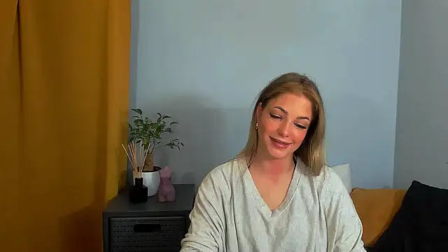 Snapshot of LilyBlondee chatting on 02.19.25 LilyBlondee online show from 02.19.25