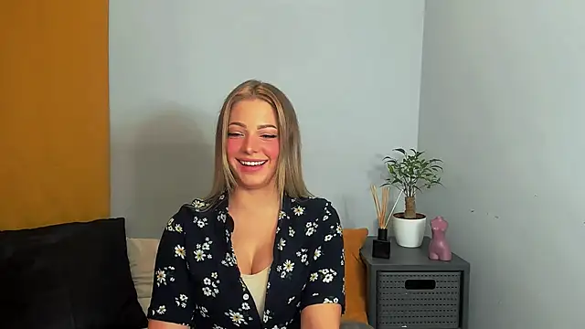 Snapshot of LilyBlondee chatting on 03.02.25 LilyBlondee online show from 03.02.25