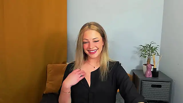 Snapshot of LilyBlondee chatting on 03.22.25 LilyBlondee online show from 03.22.25