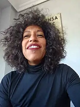 Snapshot of Goldenlace chatting on 10.28.25 Goldenlace online show from 10.28.25