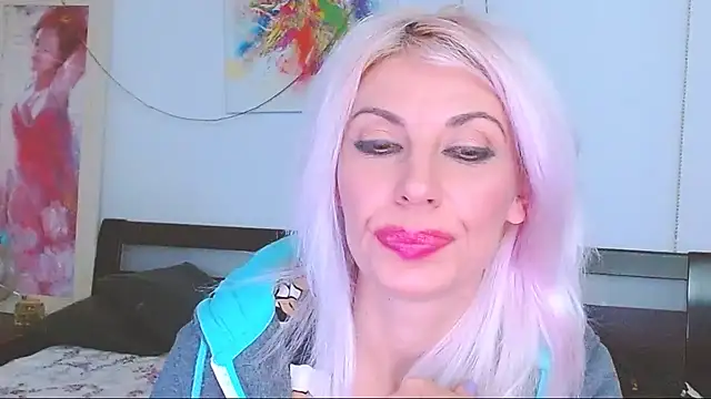 HoneyLara online show from 02.18.25