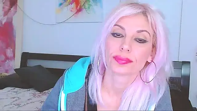 HoneyLara online show from 03.04.25