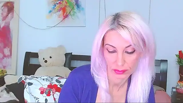 HoneyLara online show from 11.03.25