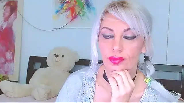 HoneyLara online show from 02.07.26