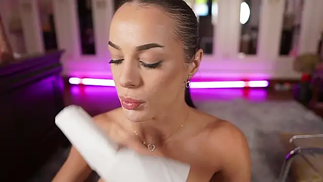 Snapshot of Katyerave chatting on 01.28.25 Katyerave online show from 01.28.25