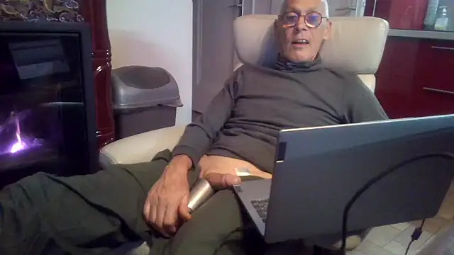 Snapshot of pierre5004 chatting on 03.17.26 pierre5004 online show from 03.17.26