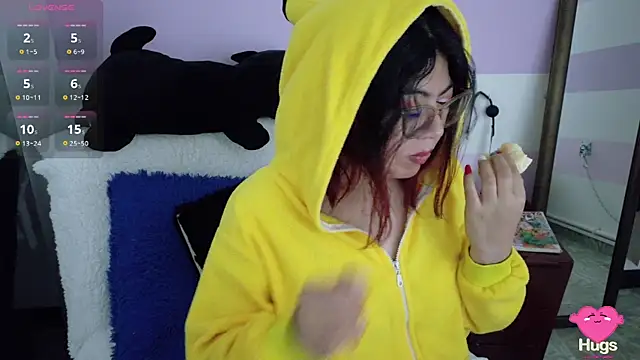 Snapshot of Catwhite_ chatting on 10.04.25 Catwhite online show from 10.04.25