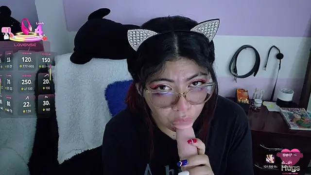 Snapshot of Catwhite_ chatting on 10.06.25 Catwhite online show from 10.06.25