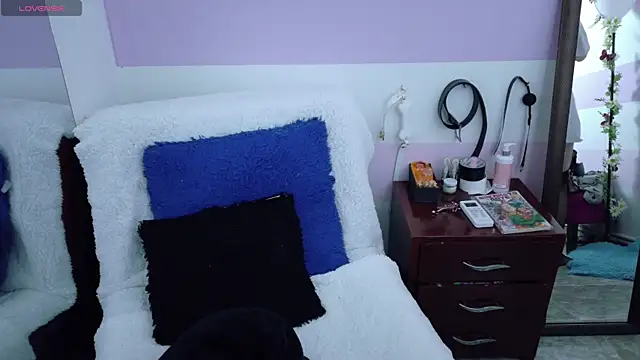 Snapshot of Catwhite_ chatting on 10.17.25 Catwhite online show from 10.17.25