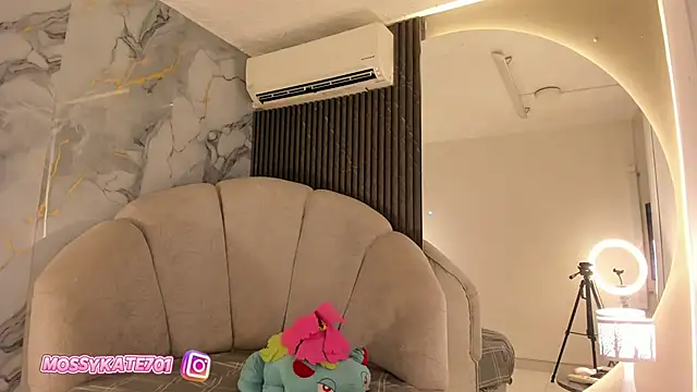 Snapshot of Katemoss70 chatting on 02.14.25 Katemoss70 online show from 02.14.25