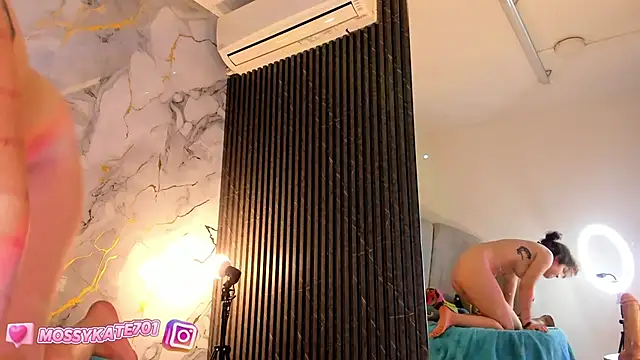 Snapshot of Katemoss70 chatting on 02.20.25 Katemoss70 online show from 02.20.25