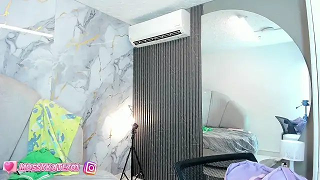 Snapshot of Katemoss70 chatting on 02.23.25 Katemoss70 online show from 02.23.25