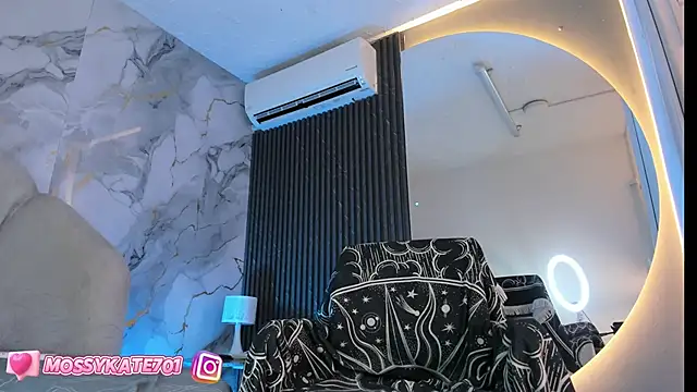 Snapshot of Katemoss70 chatting on 03.16.25 Katemoss70 online show from 03.16.25