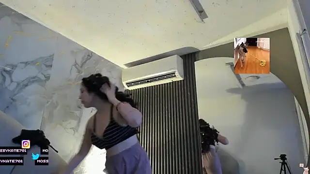 Snapshot of Katemoss70 chatting on 09.24.25 Katemoss70 online show from 09.24.25