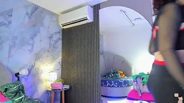 Snapshot of Katemoss70 chatting on 10.05.25 Katemoss70 online show from 10.05.25