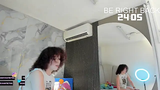 Snapshot of Katemoss70 chatting on 10.17.25 Katemoss70 online show from 10.17.25