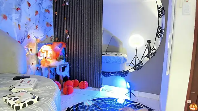 Snapshot of Katemoss70 chatting on 10.24.25 Katemoss70 online show from 10.24.25