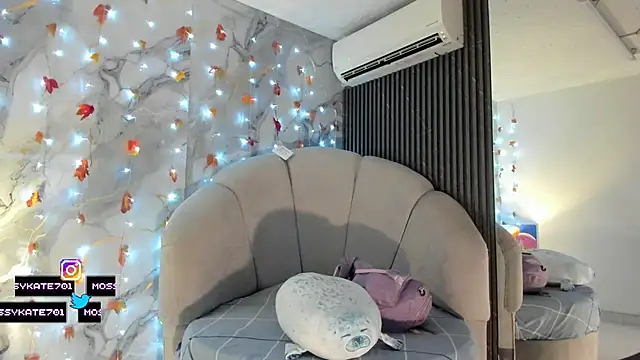 Snapshot of Katemoss70 chatting on 11.10.25 Katemoss70 online show from 11.10.25