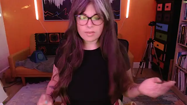 Snapshot of TheLenaAdams chatting on 11.04.25 TheLenaAdams online show from 11.04.25