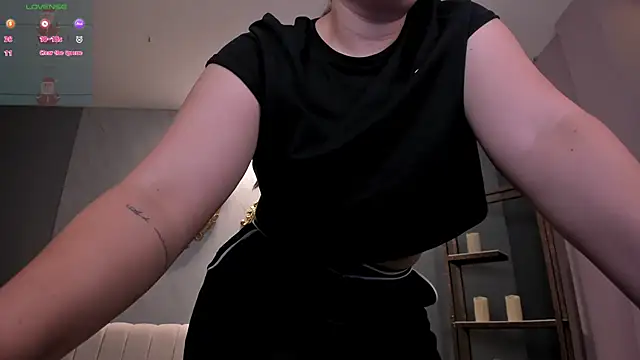 Snapshot of MartinnaBonnet chatting on 12.28.24 MartinnaBonnet online show from 12.28.24