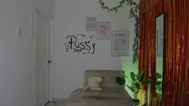 Snapshot of hornyprincess__ chatting on 10.20.25 hornyprincess online show from 10.20.25